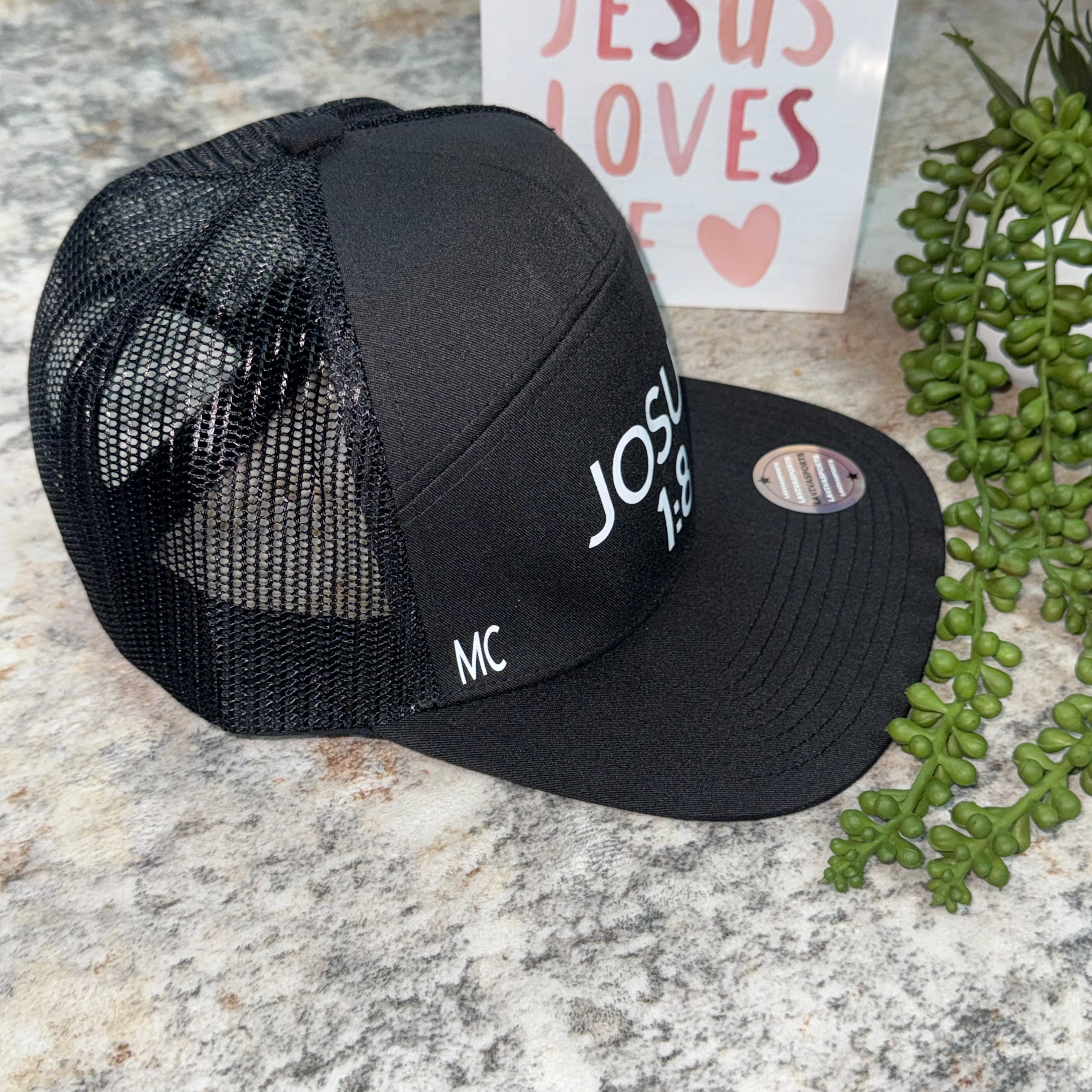 Gorra Trucker Cristiana – Josué 1:8 | Personalizada