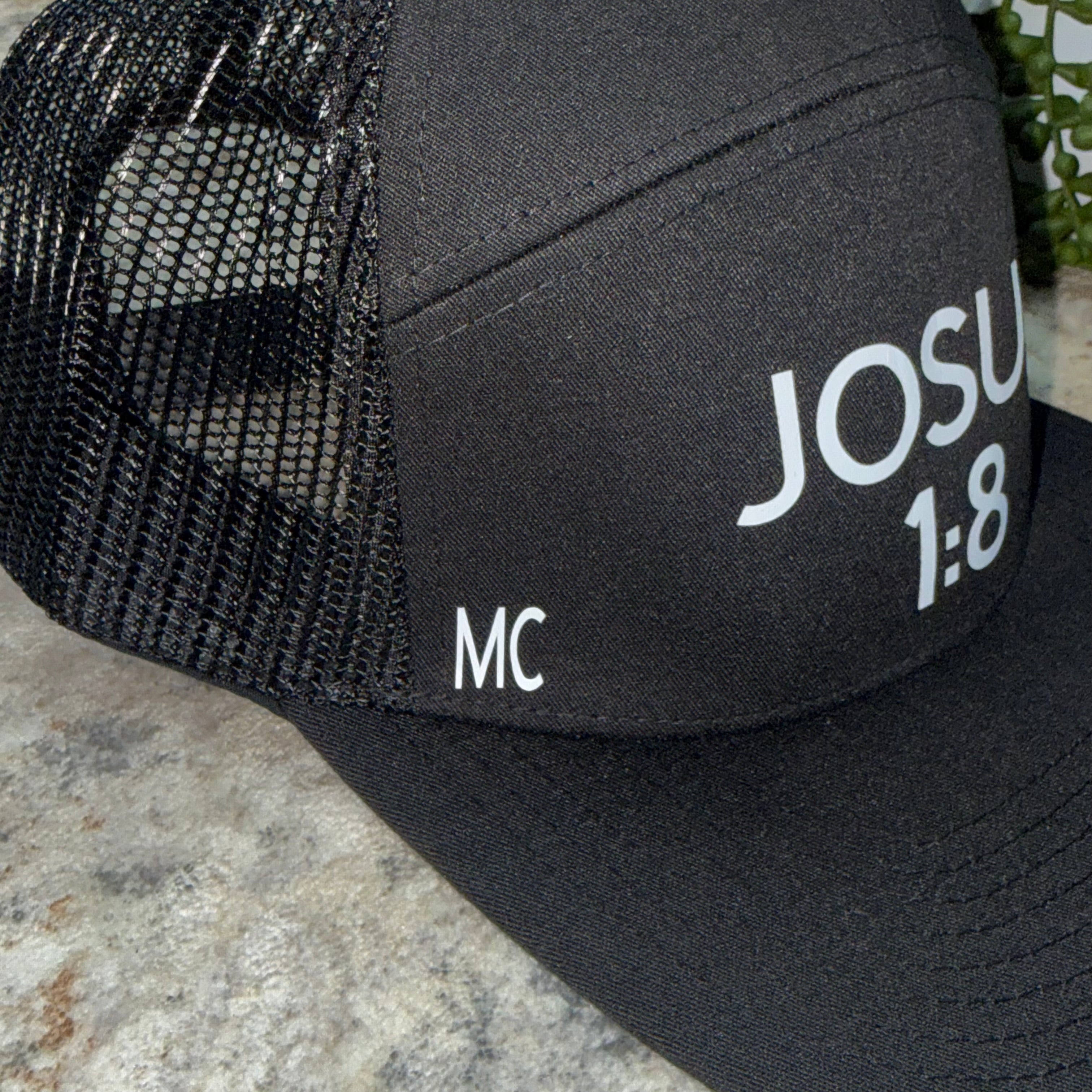 Gorra Trucker Cristiana – Josué 1:8 | Personalizada