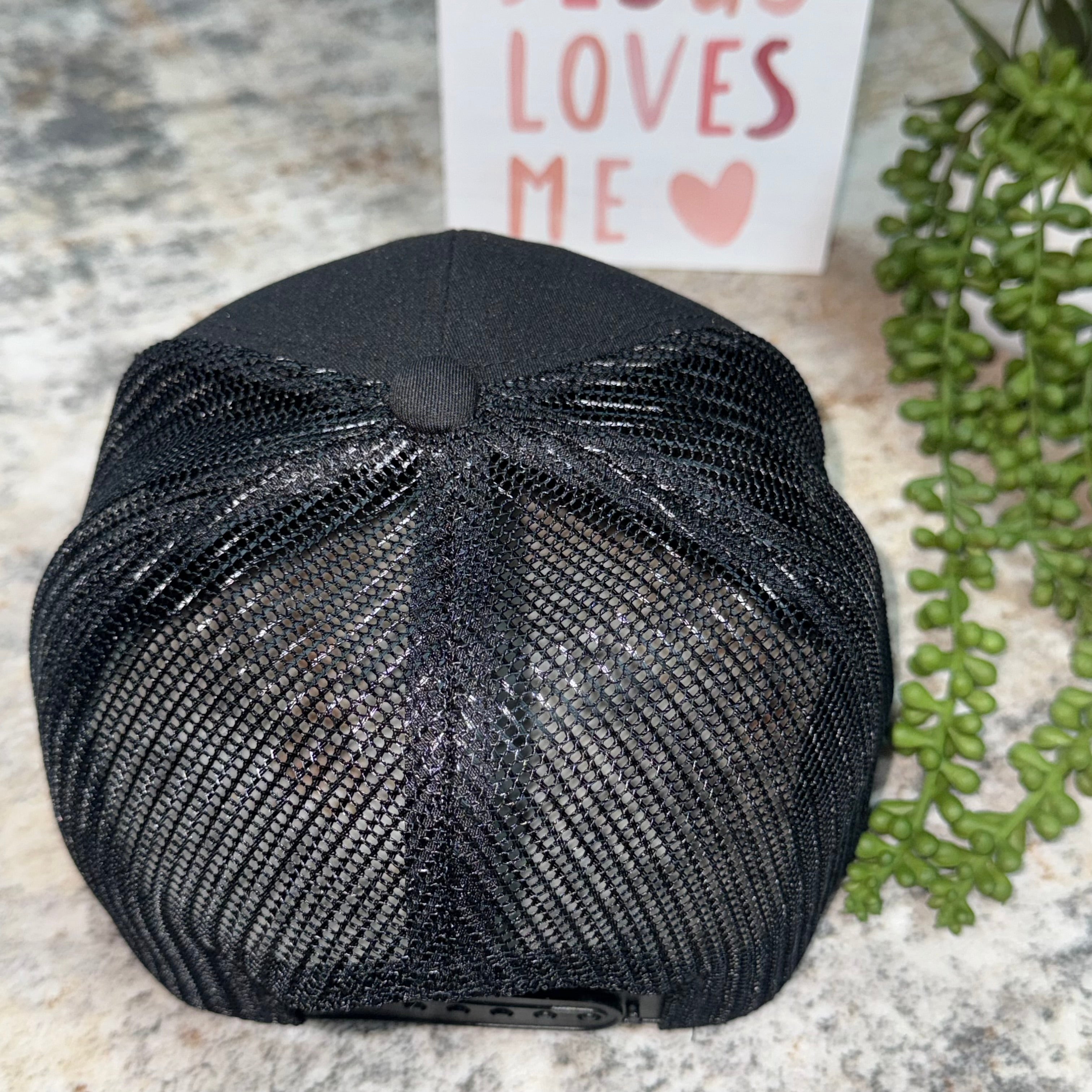 Gorra Trucker Cristiana – Josué 1:8 | Personalizada