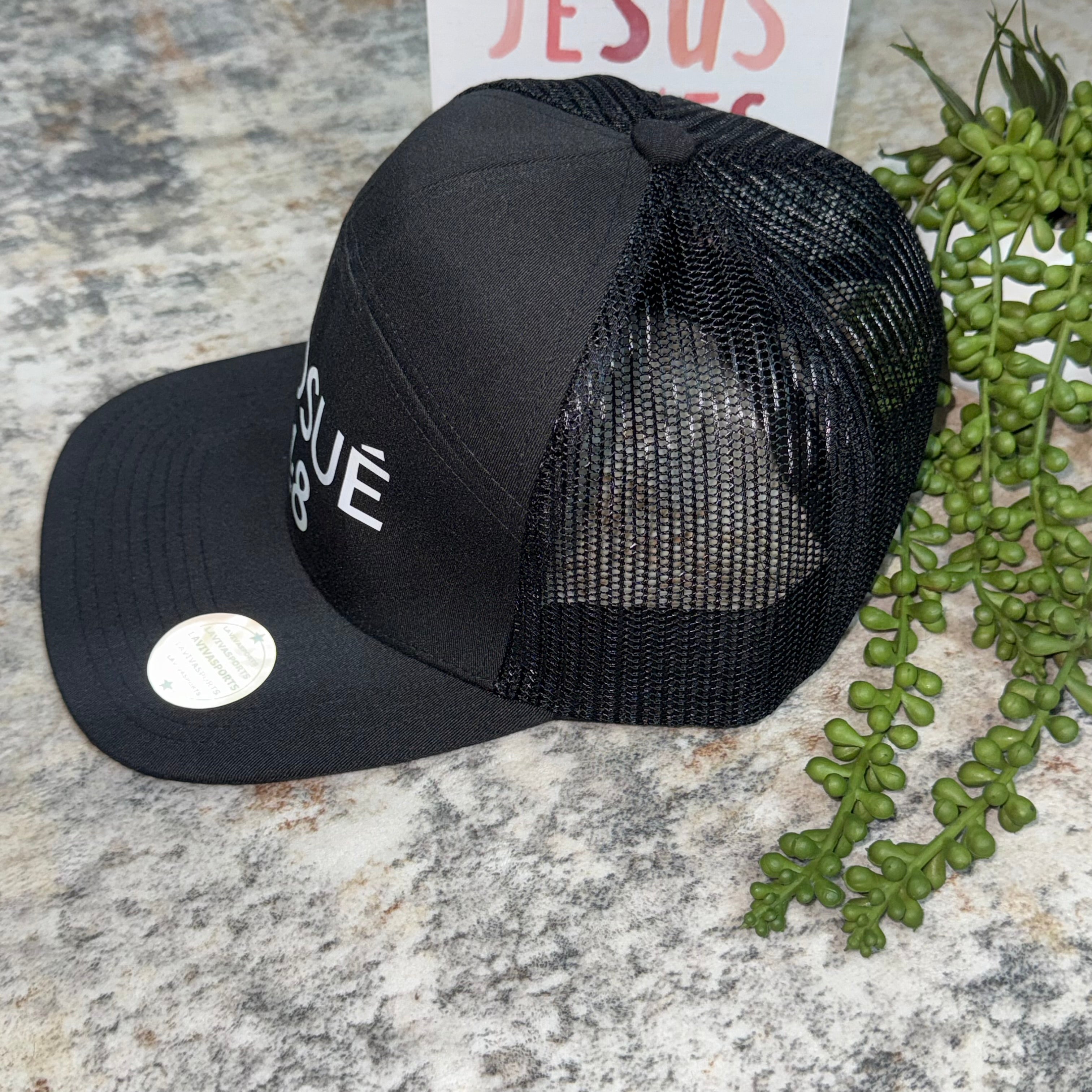 Gorra Trucker Cristiana – Josué 1:8 | Personalizada